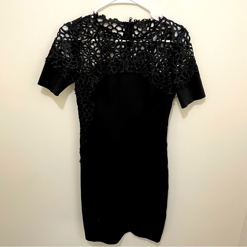 T Tahari Shift Dress Size 4 Black Lace Neck Short Sleeves
